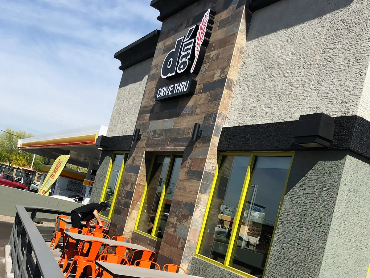 Arcadia Exterior Patio of D'Lite Healthy on the Go with tables and chairs.