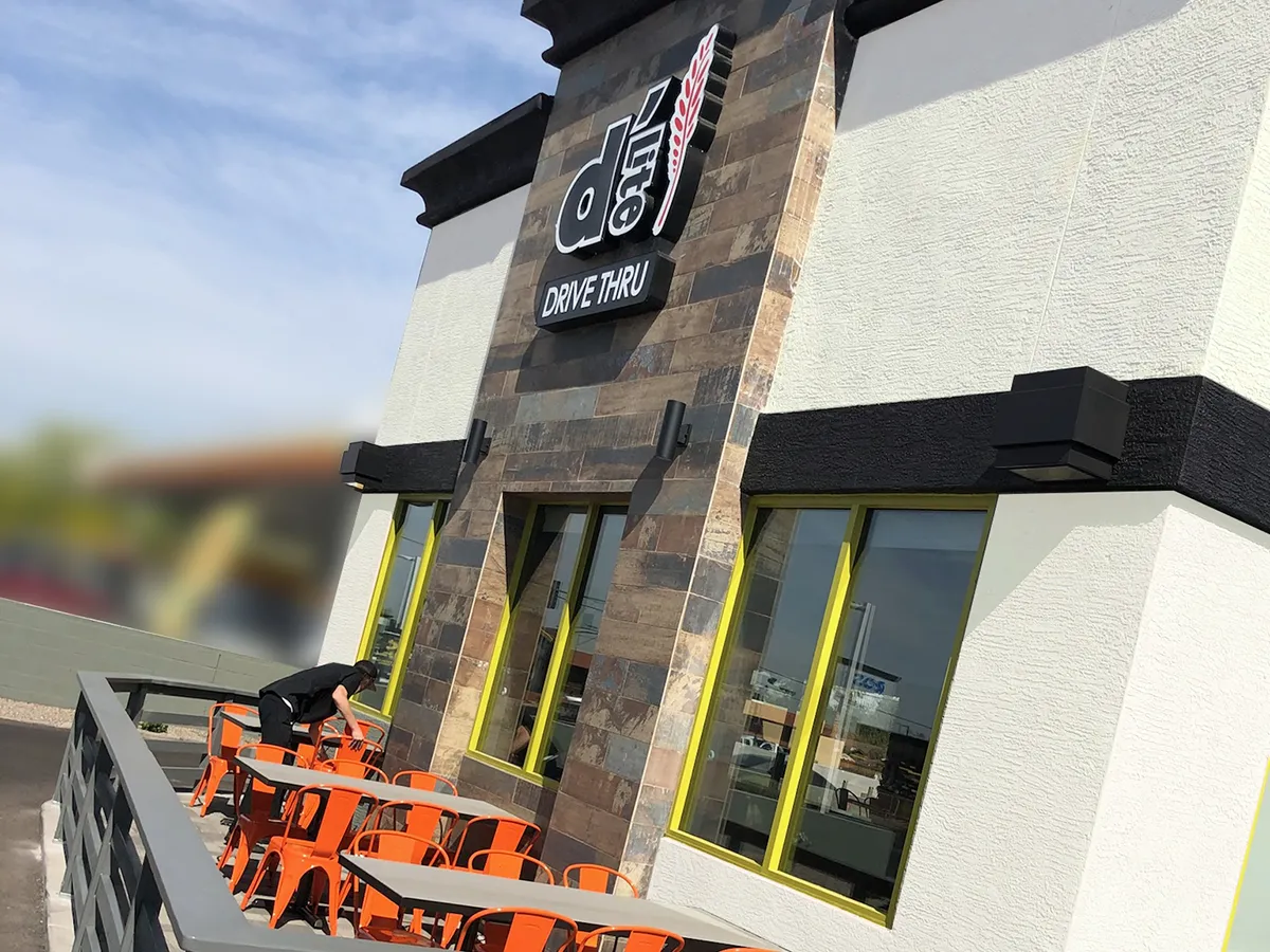 Arcadia Exterior Patio of D'Lite Healthy on the Go with tables and chairs.
